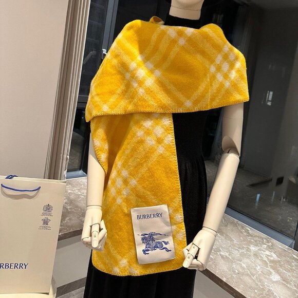 Burberry reversible checked wool scarf - Picture 1 of 11